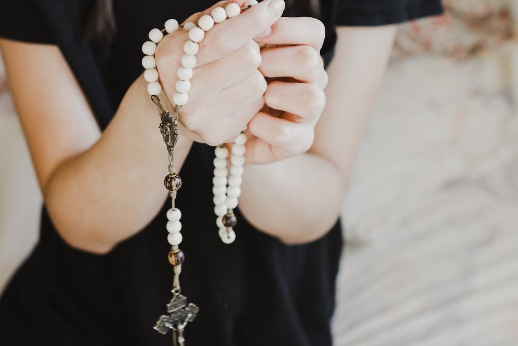How to Pray the Rosary // A Step-by-Step Guide - Blessed Is She